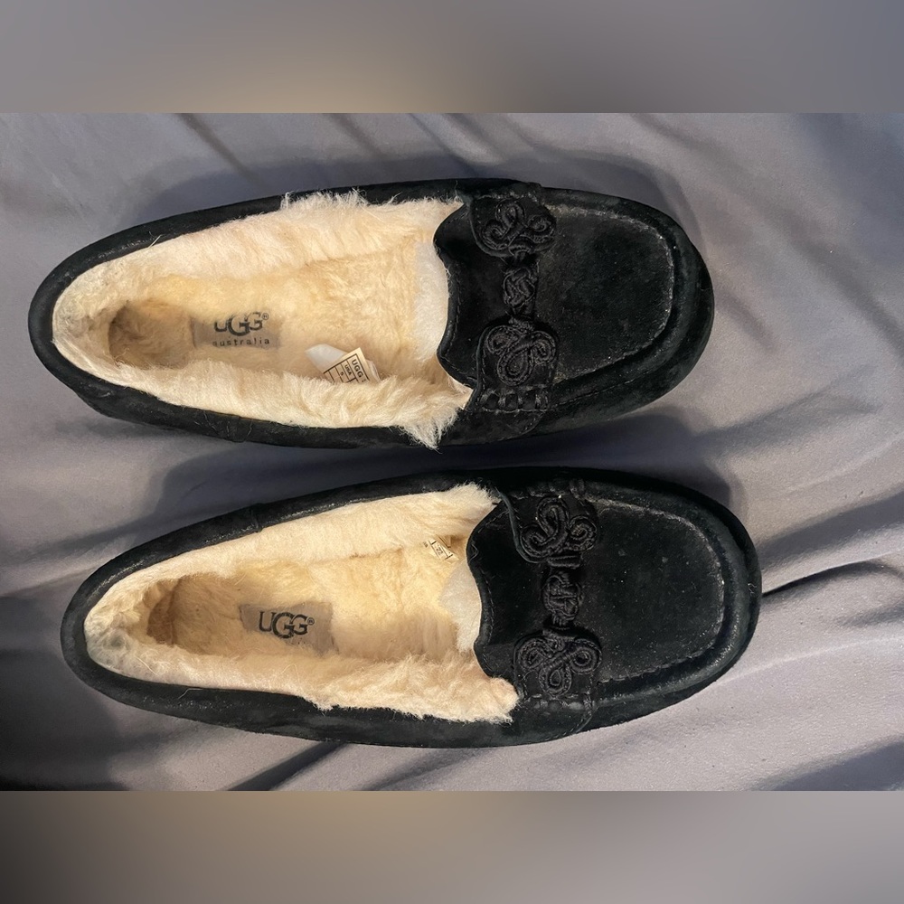 UGG Women's Suki Moccasin Black Fleece-Lined Slippers size 5